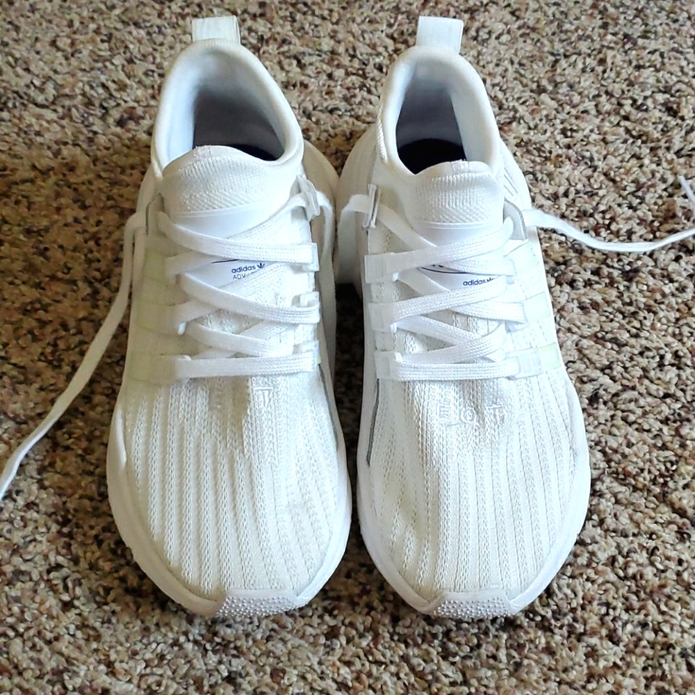 Sports shoes